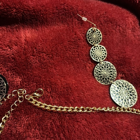 Vintage style Stencilled leaf necklace and drop. Earrings set new - Picture 10 of 11